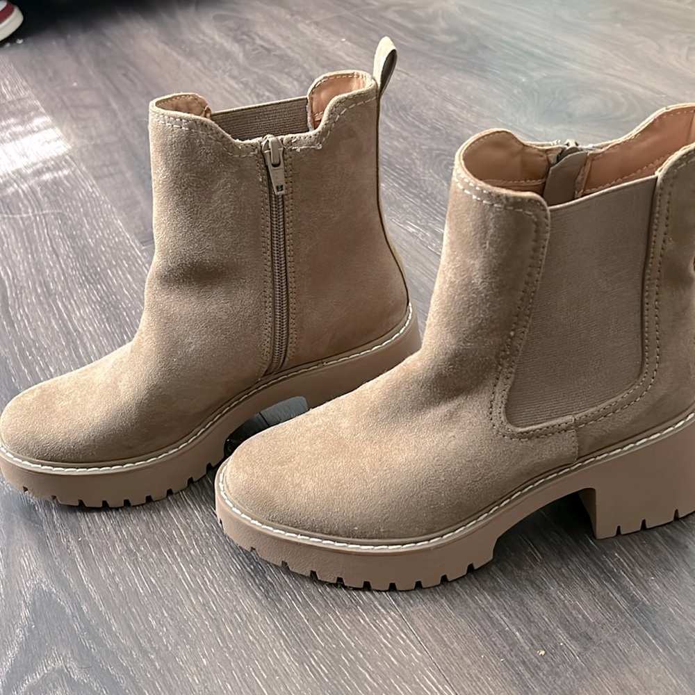 Universal Threads Chelsea Boots - Picture 2 of 5